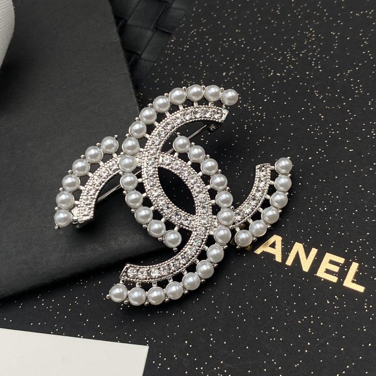 C324 Chanel cc brooch