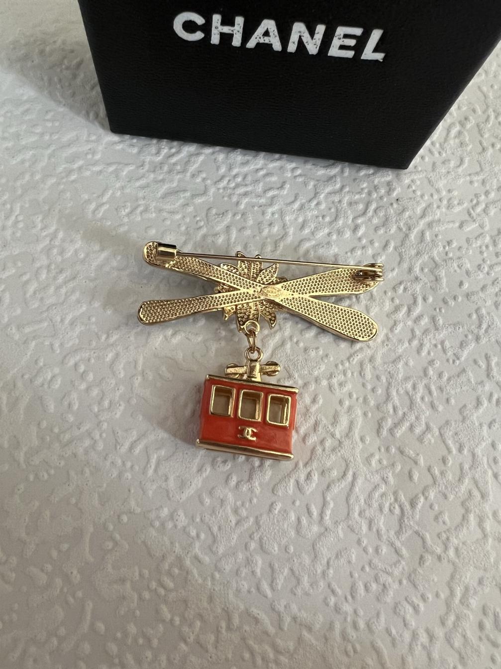 Chanel brooch 116605