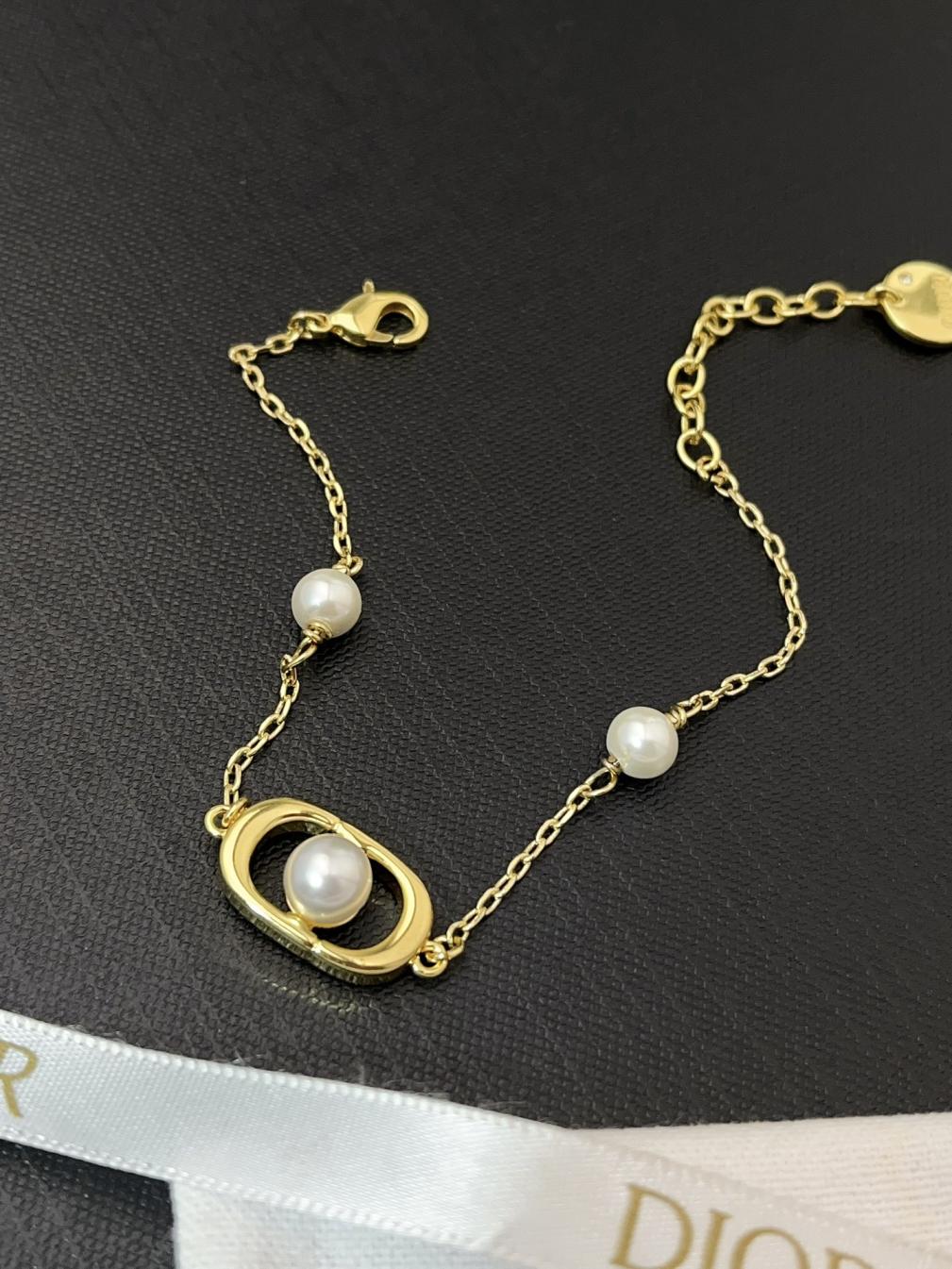 L204 Dior pearls CD bracelet