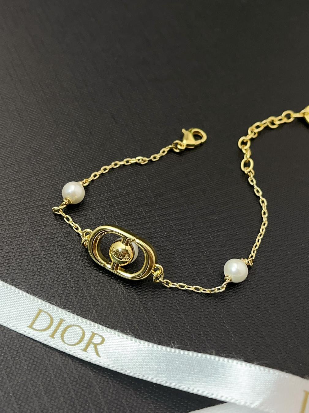 L204 Dior pearls CD bracelet