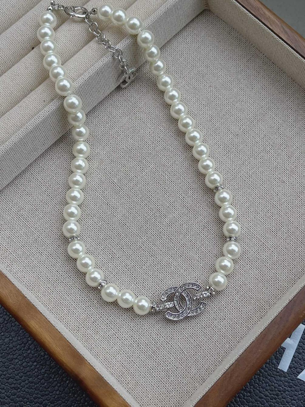X692  Chanel choker pearls necklace