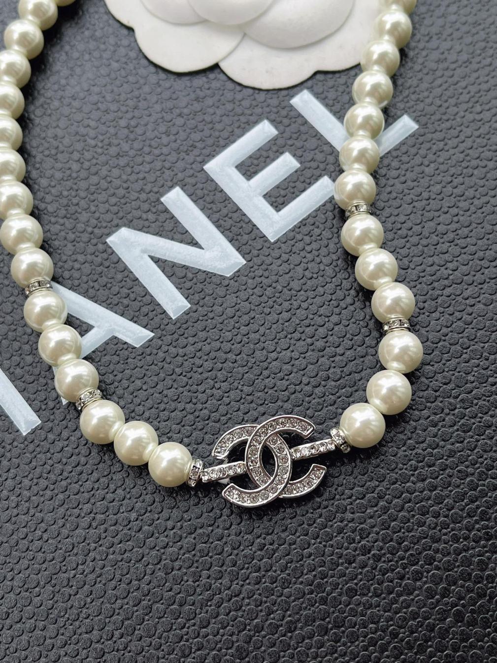 X692  Chanel choker pearls necklace