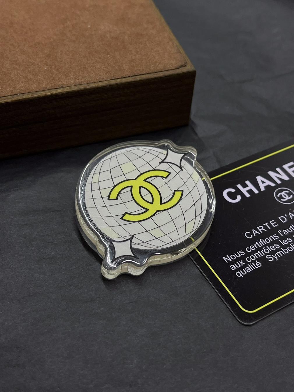 D186 Chanel CC brooch