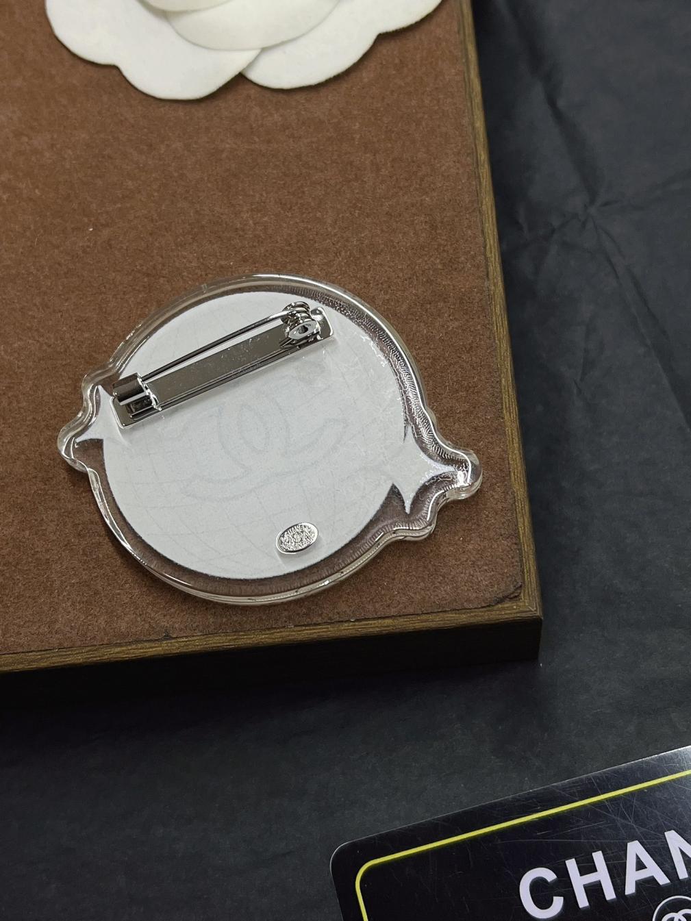 D186 Chanel CC brooch