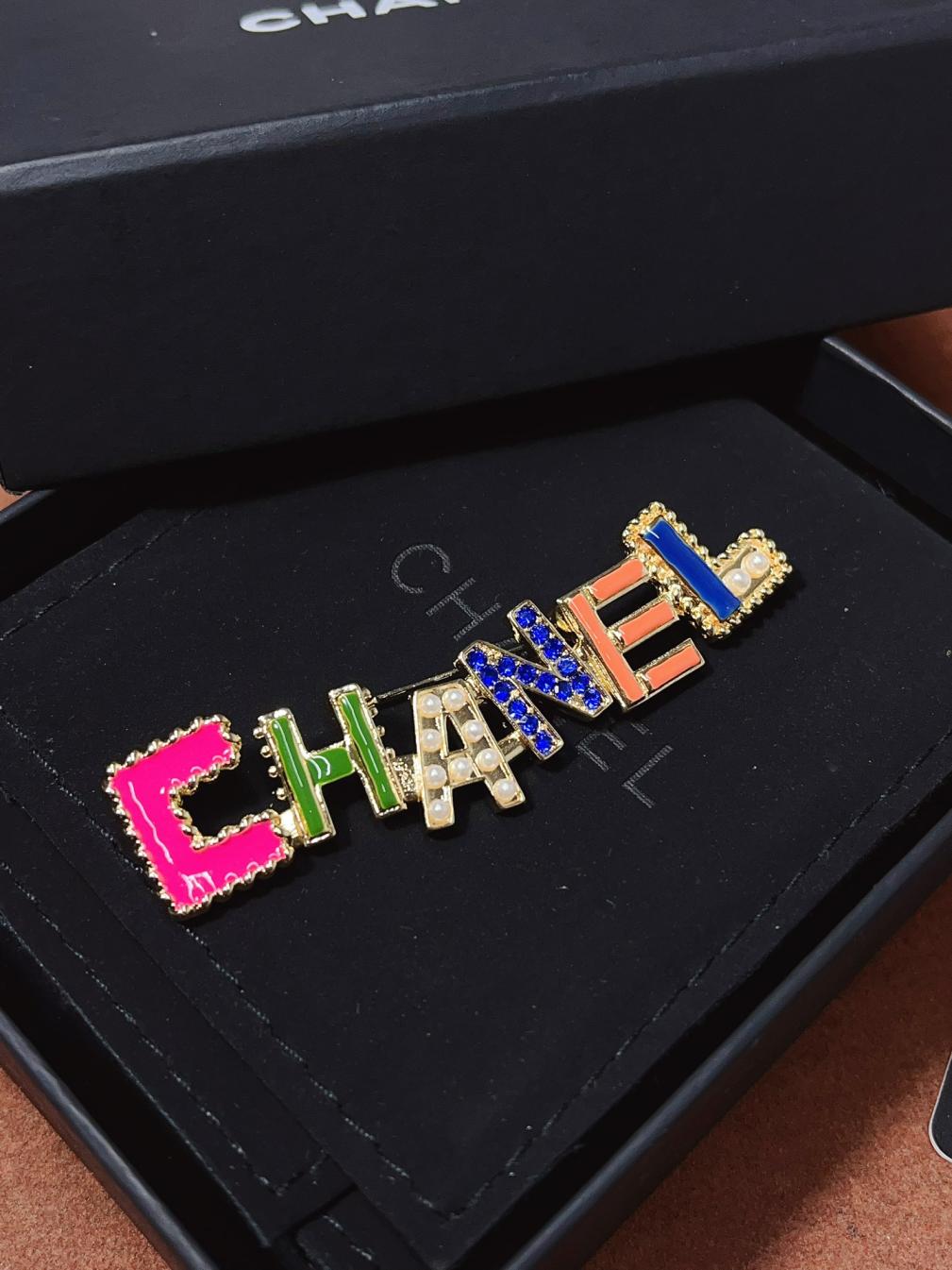 D187  Chanel brooch