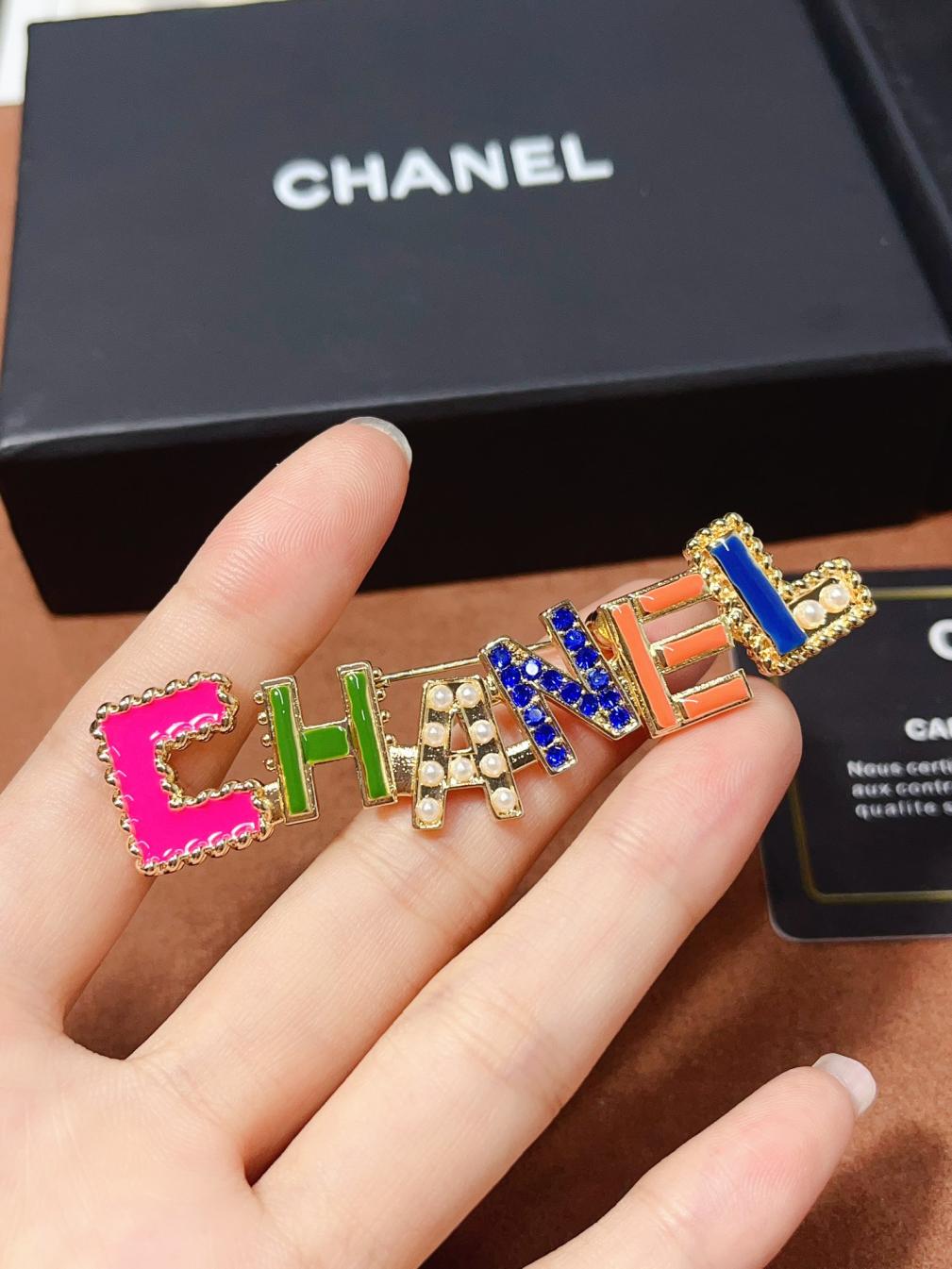 D187  Chanel brooch