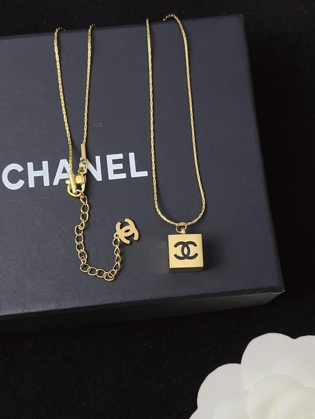 X294 Chanel square necklace