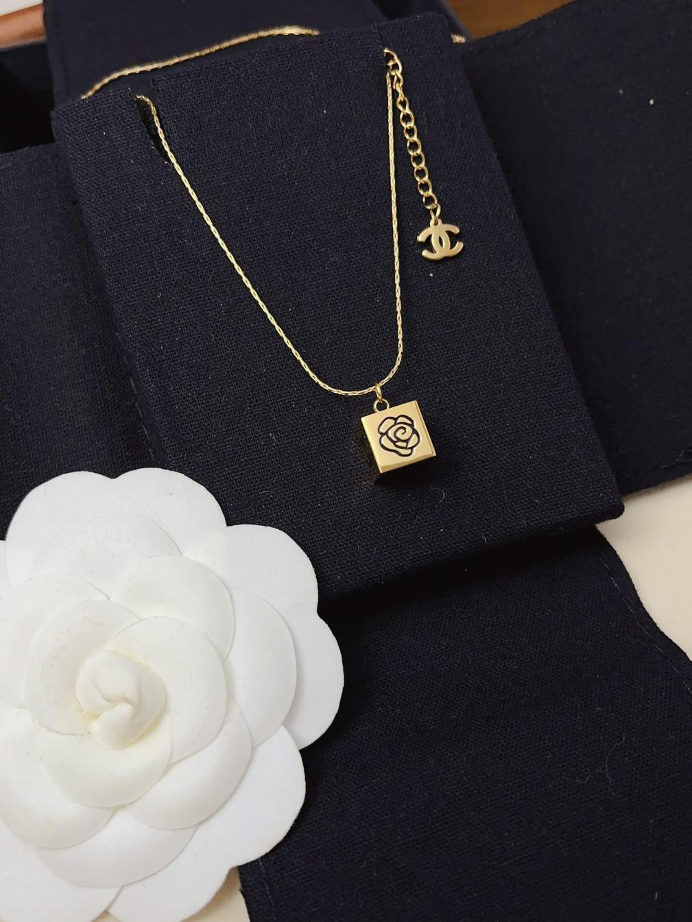 X294 Chanel square necklace
