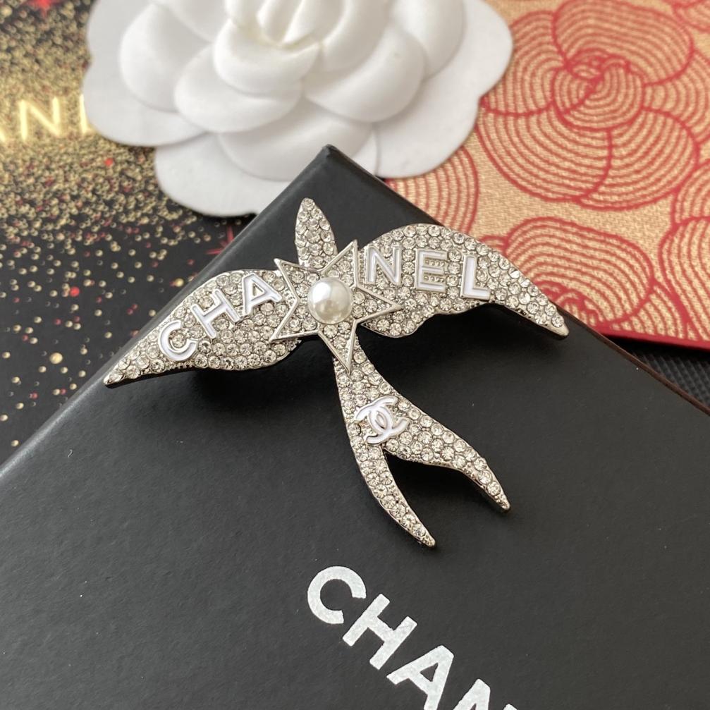 C396 Chanel brooch