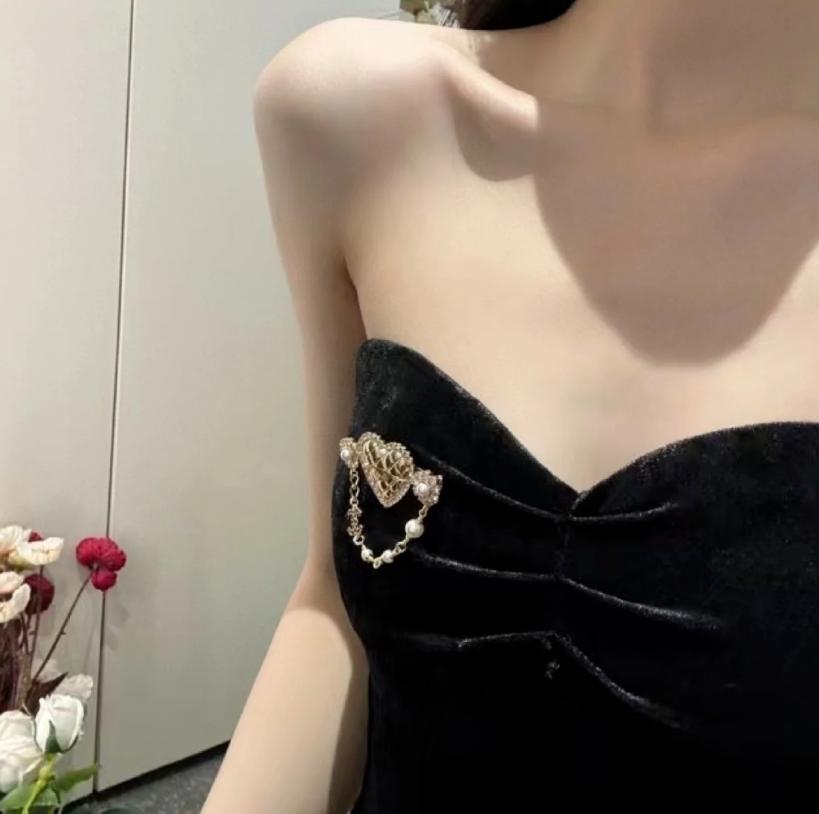 C270 Chanel brooch