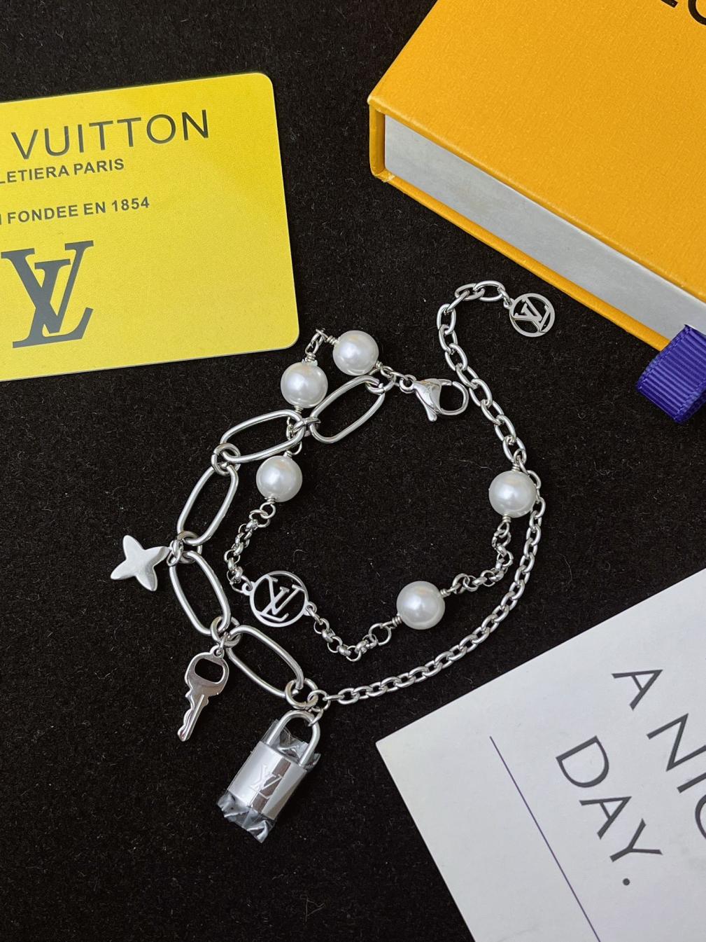 L209  LV MIX CHAIN Lock Bracelet M1380A