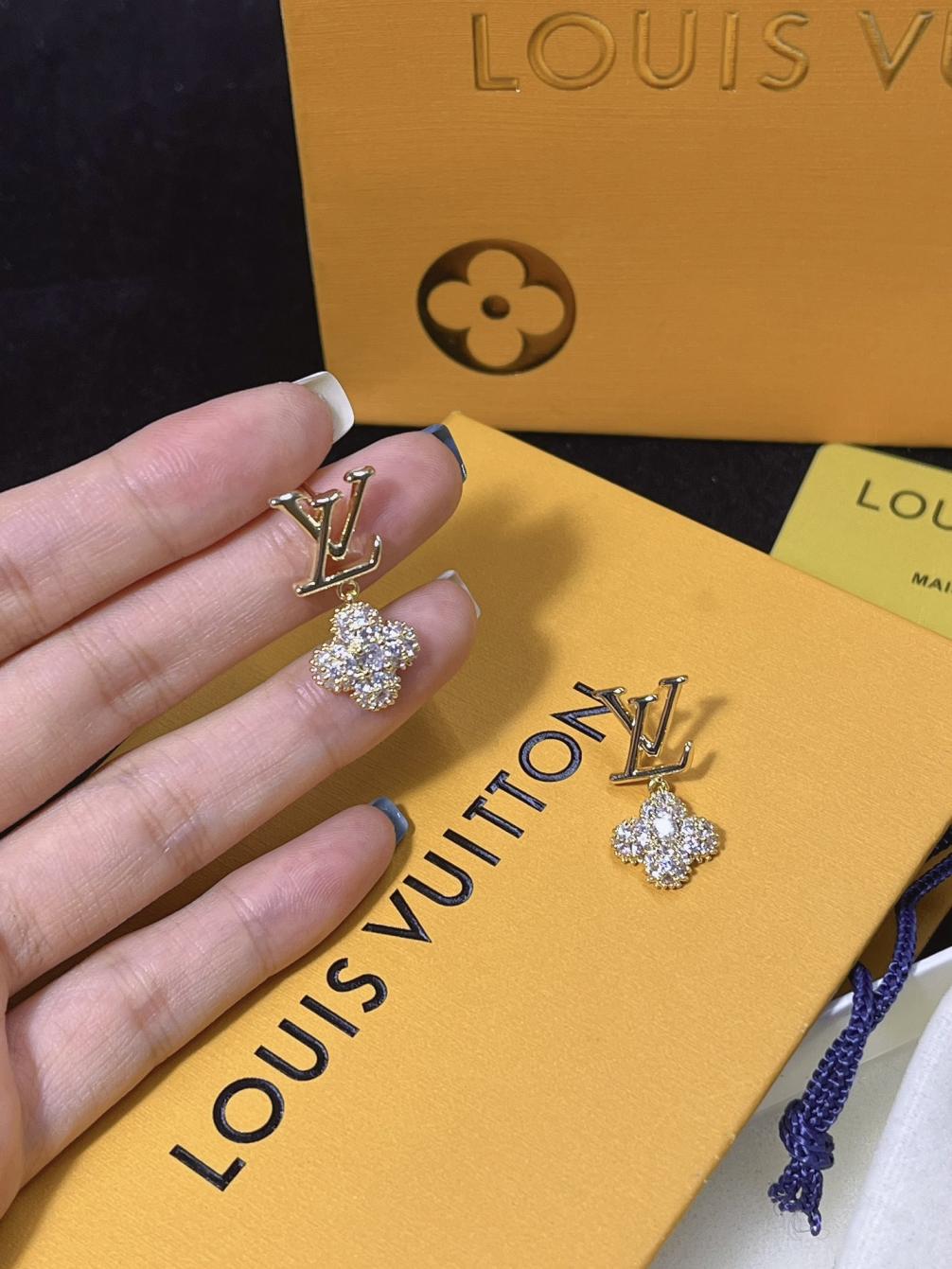 A1173 LV earrings
