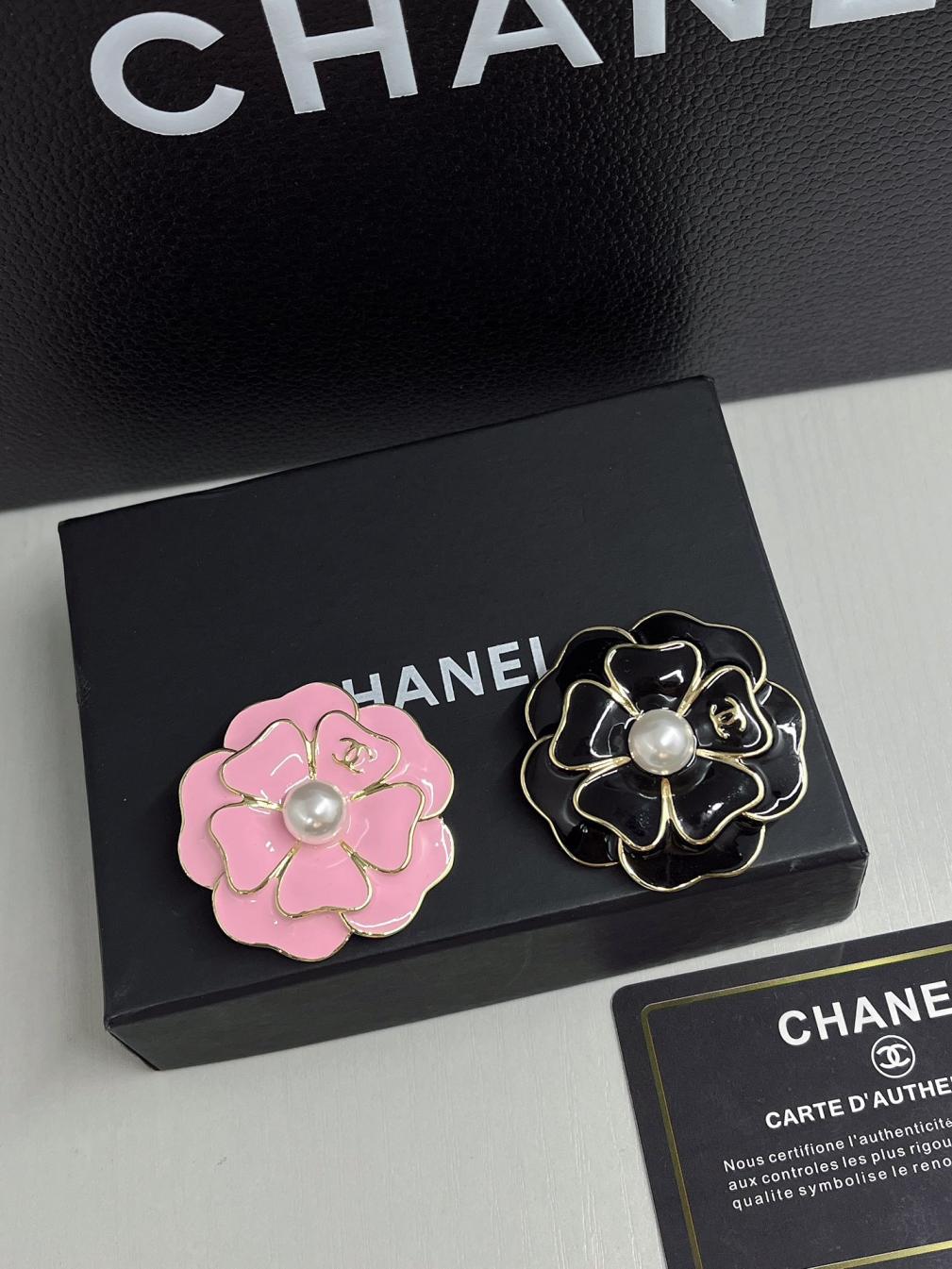 D192 Chanel camellia brooch