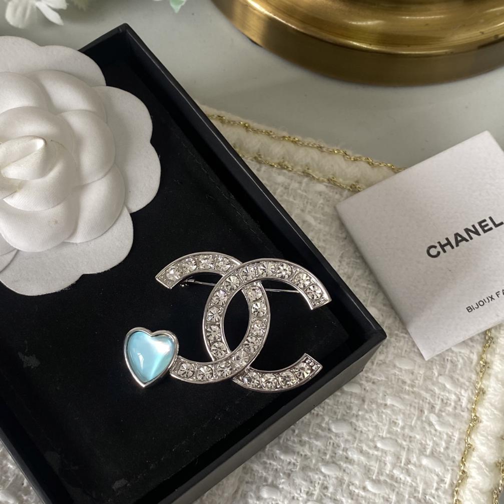C052 Chanel brooch