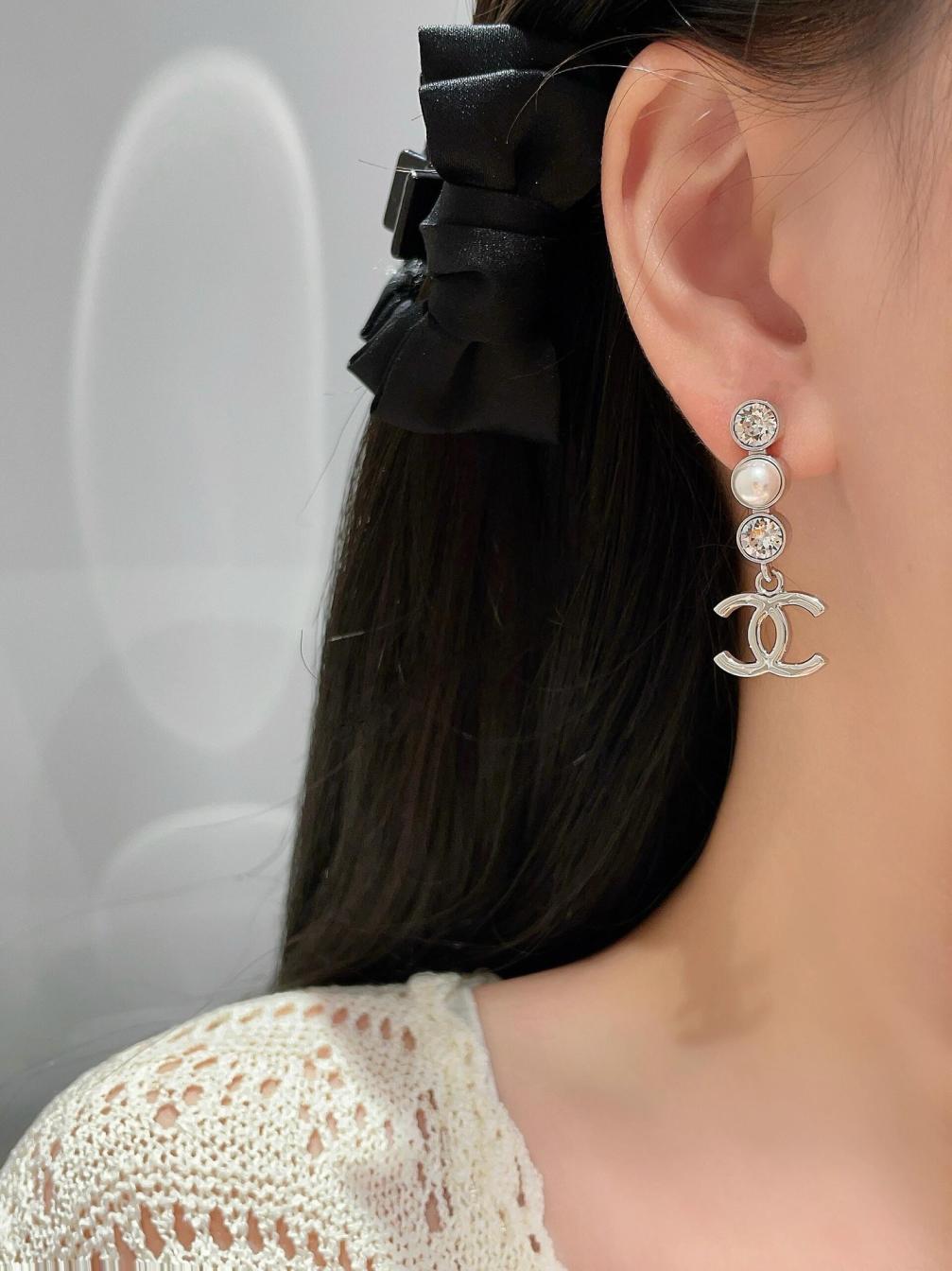 A1198 Chanel CC earrings