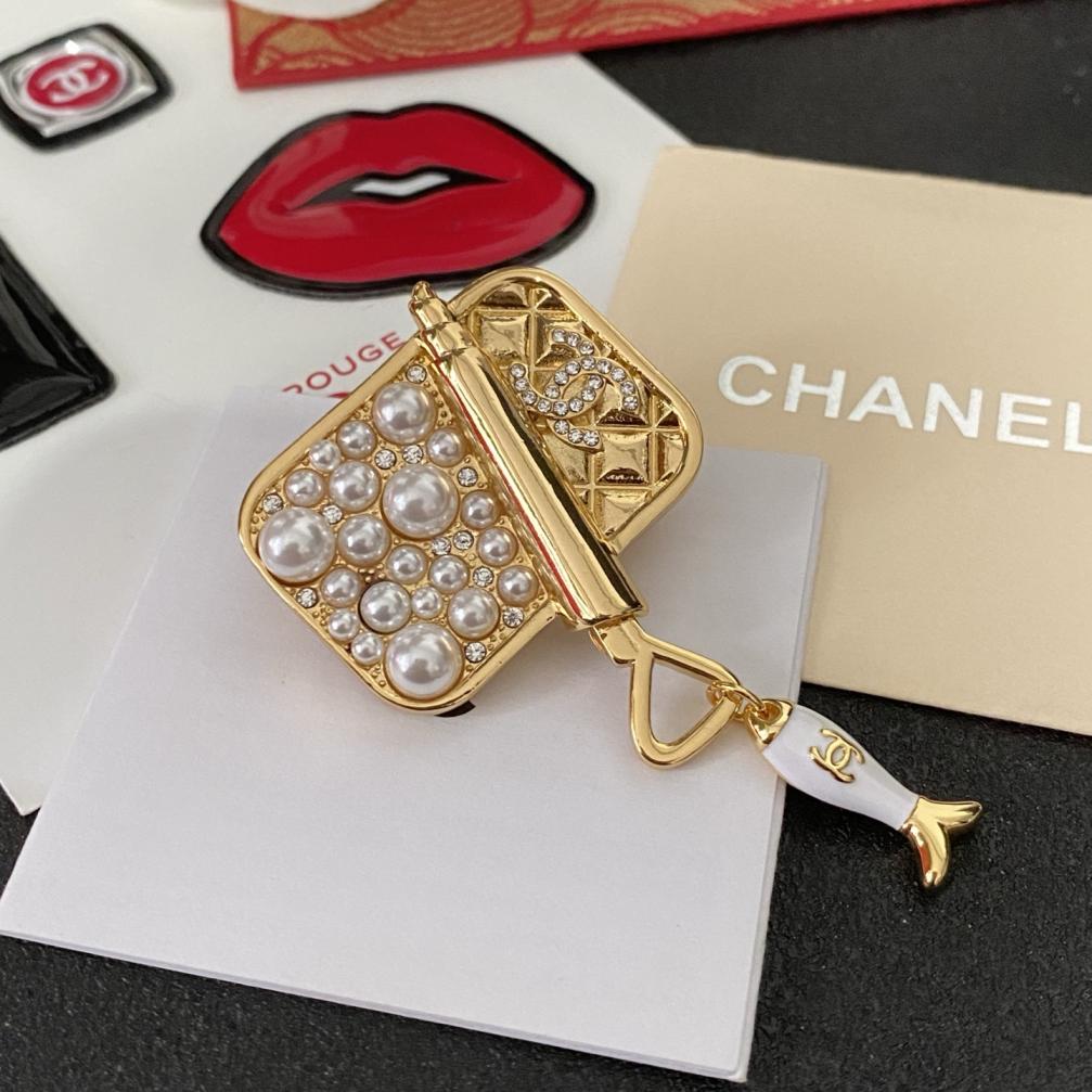 C139 Chanel brooch