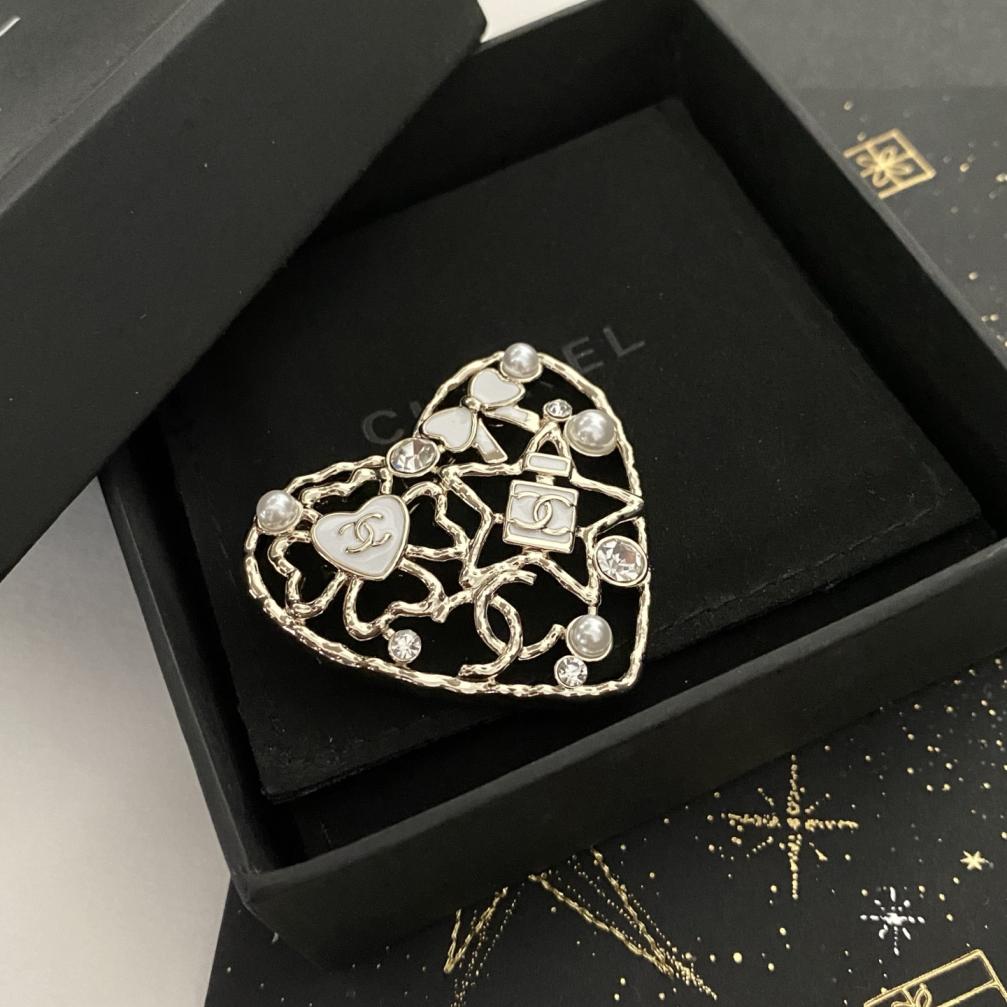 C246 Chanel brooch