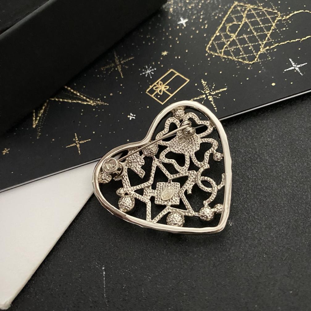 C246 Chanel brooch