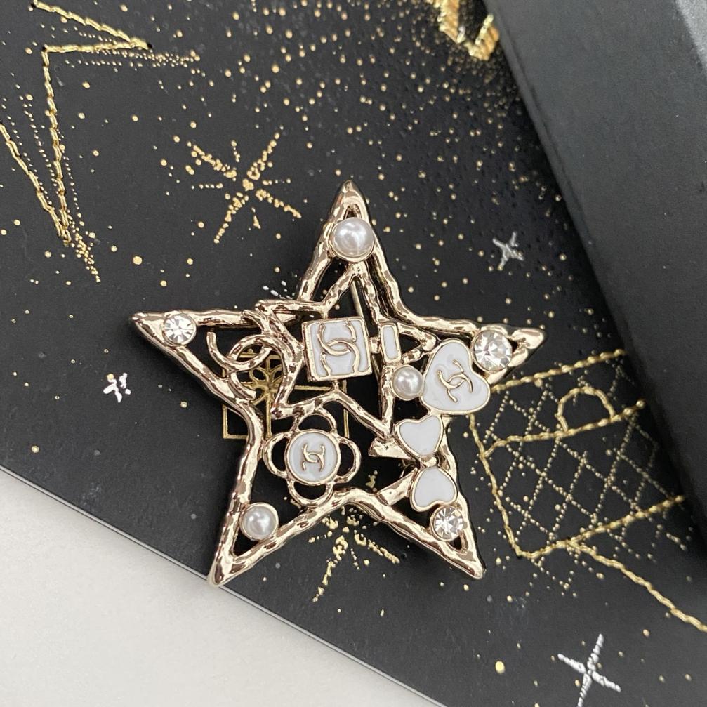 C033 Chanel brooch