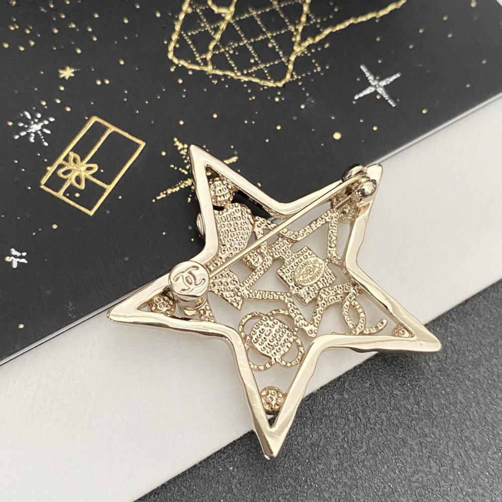 C033 Chanel brooch