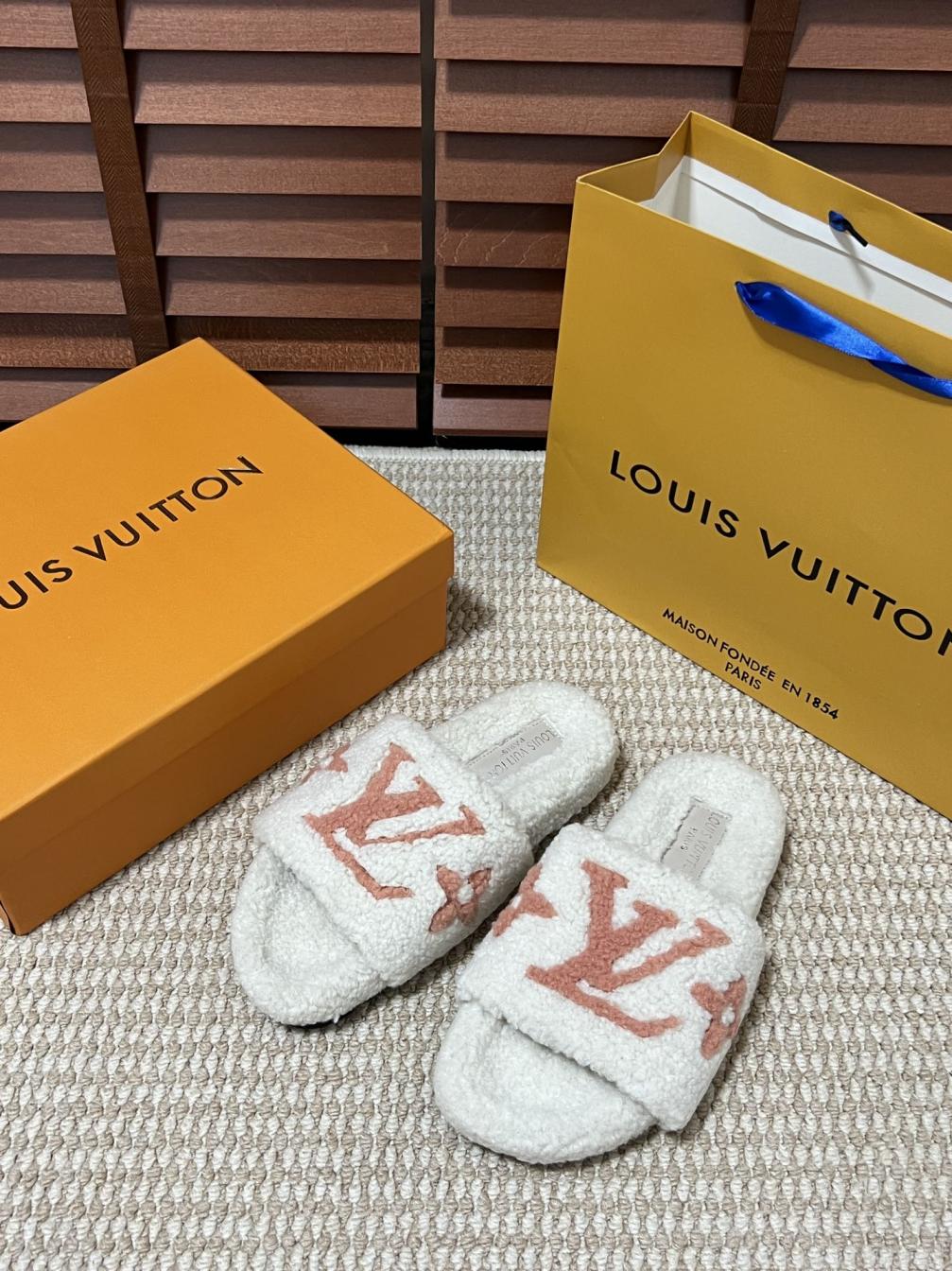 LV LOUIS VUITTON Women slipper 132896
