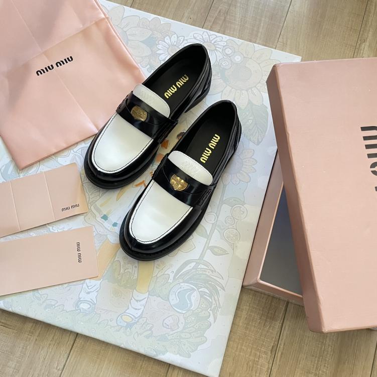 MiuMiu leather women flat shoes 132892