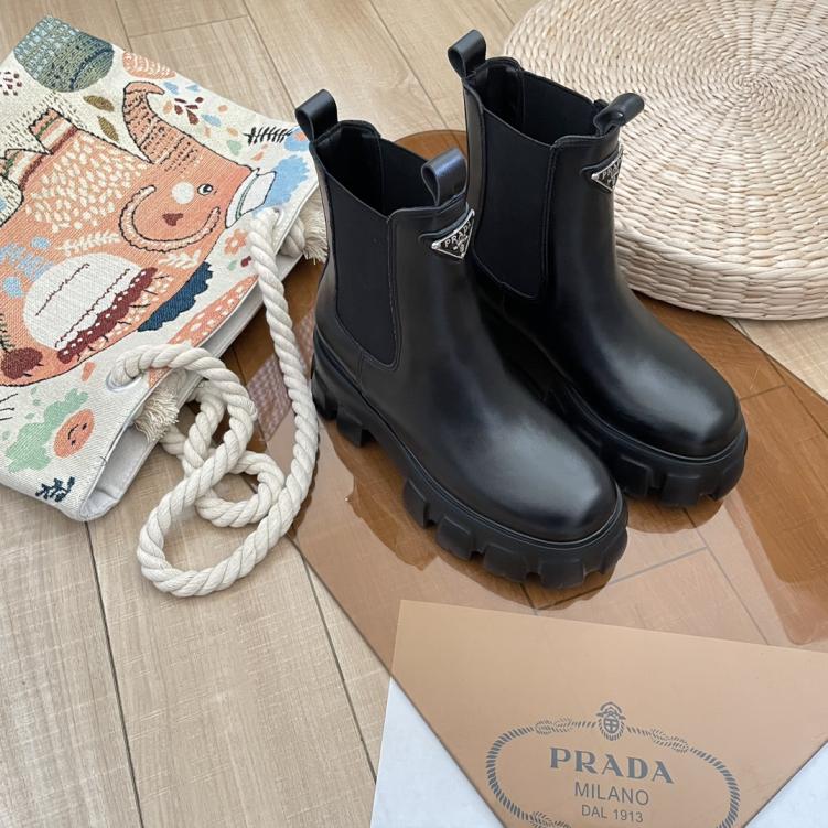 Prada black leather boot 132789