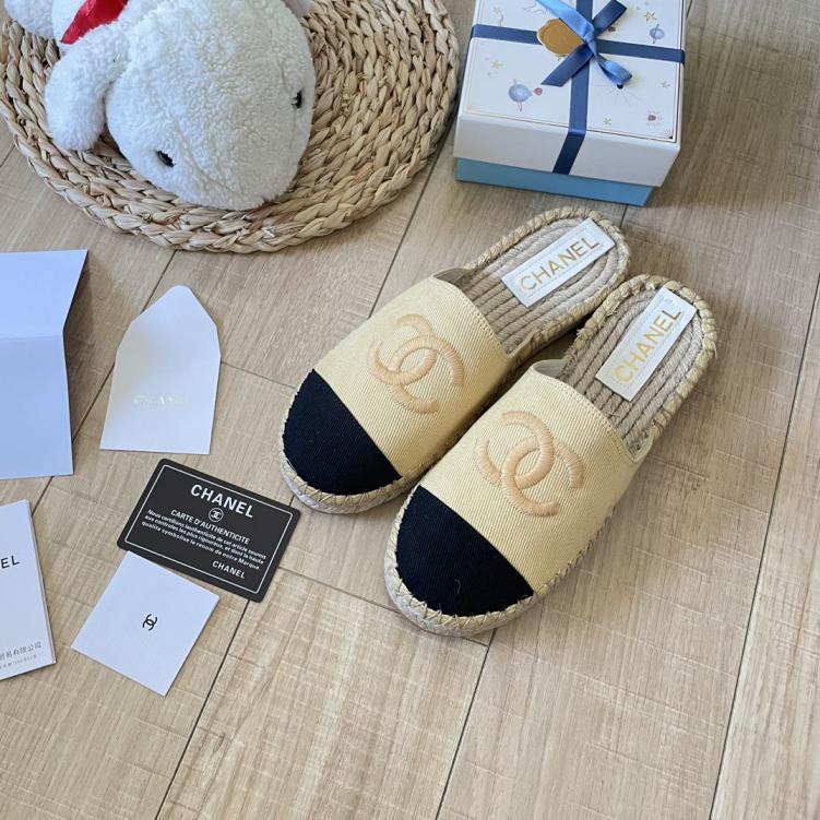 CHANEL Flat slippers 132932