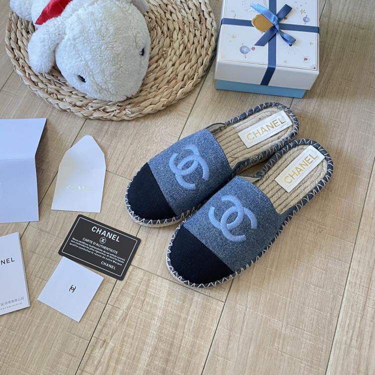 CHANEL Flat slippers 132932