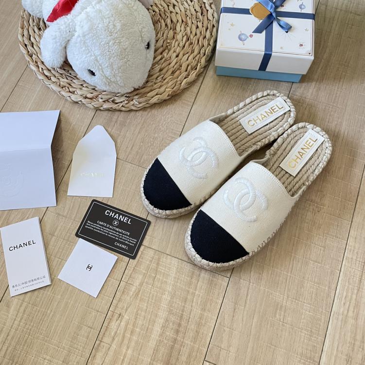 CHANEL Flat slippers 132932