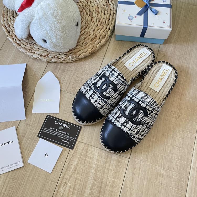 CHANEL Flat slippers 132932