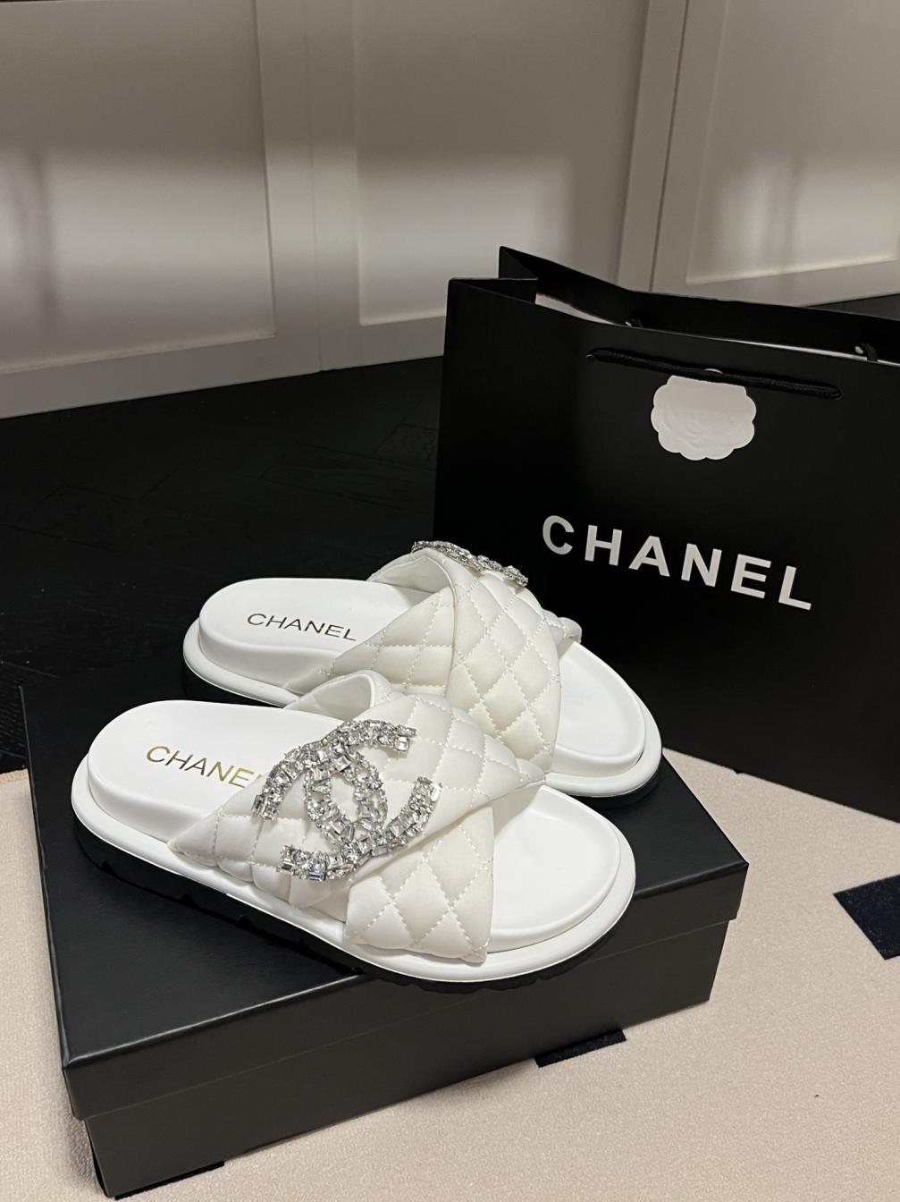 CHANEL Crystal CC slippers 133636