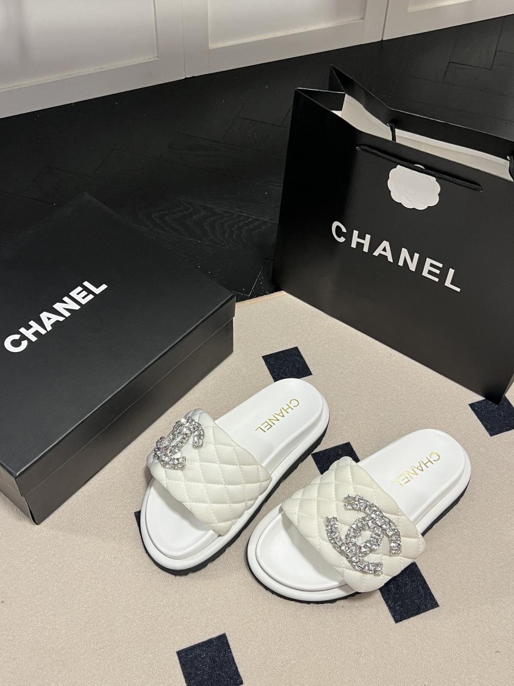 CHANEL Crystal CC slippers 133635
