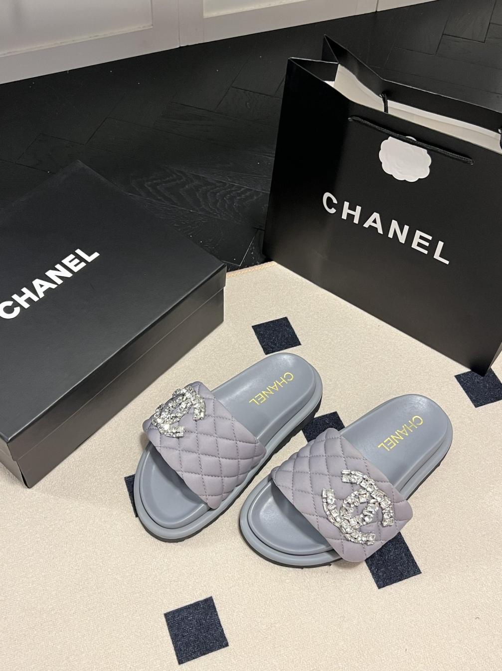 CHANEL Crystal CC slippers 133635