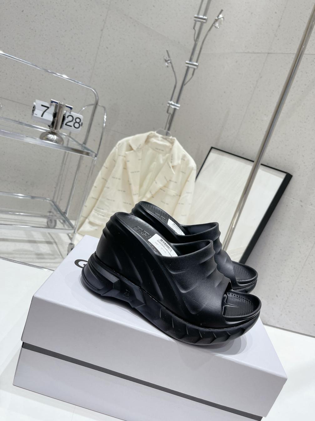 GIVENCHY  marshmallow slippers 134405