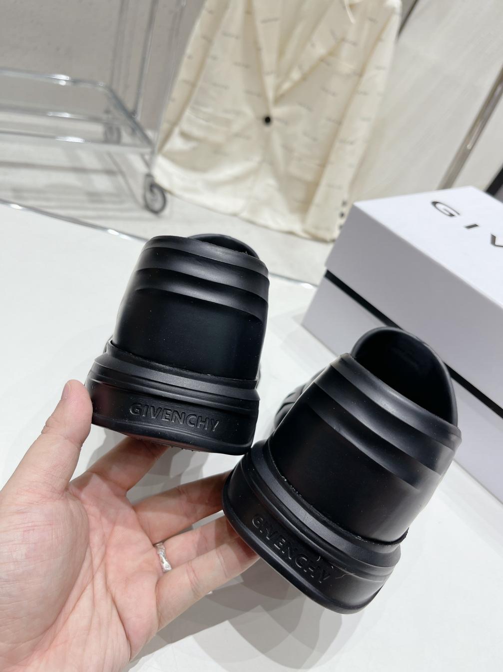 GIVENCHY  marshmallow slippers 134405