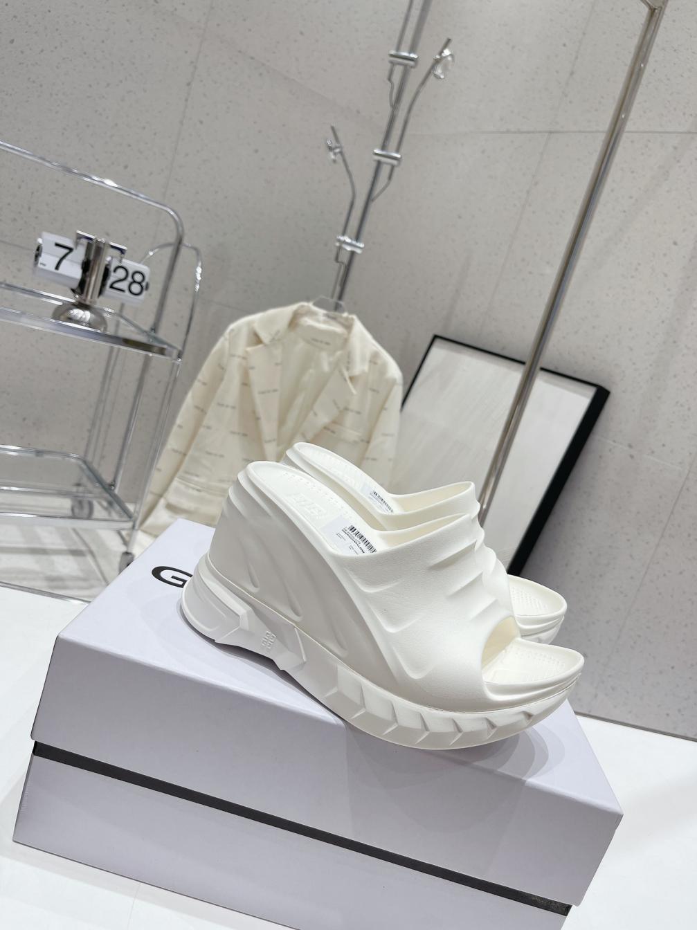 GIVENCHY  marshmallow slippers 134406