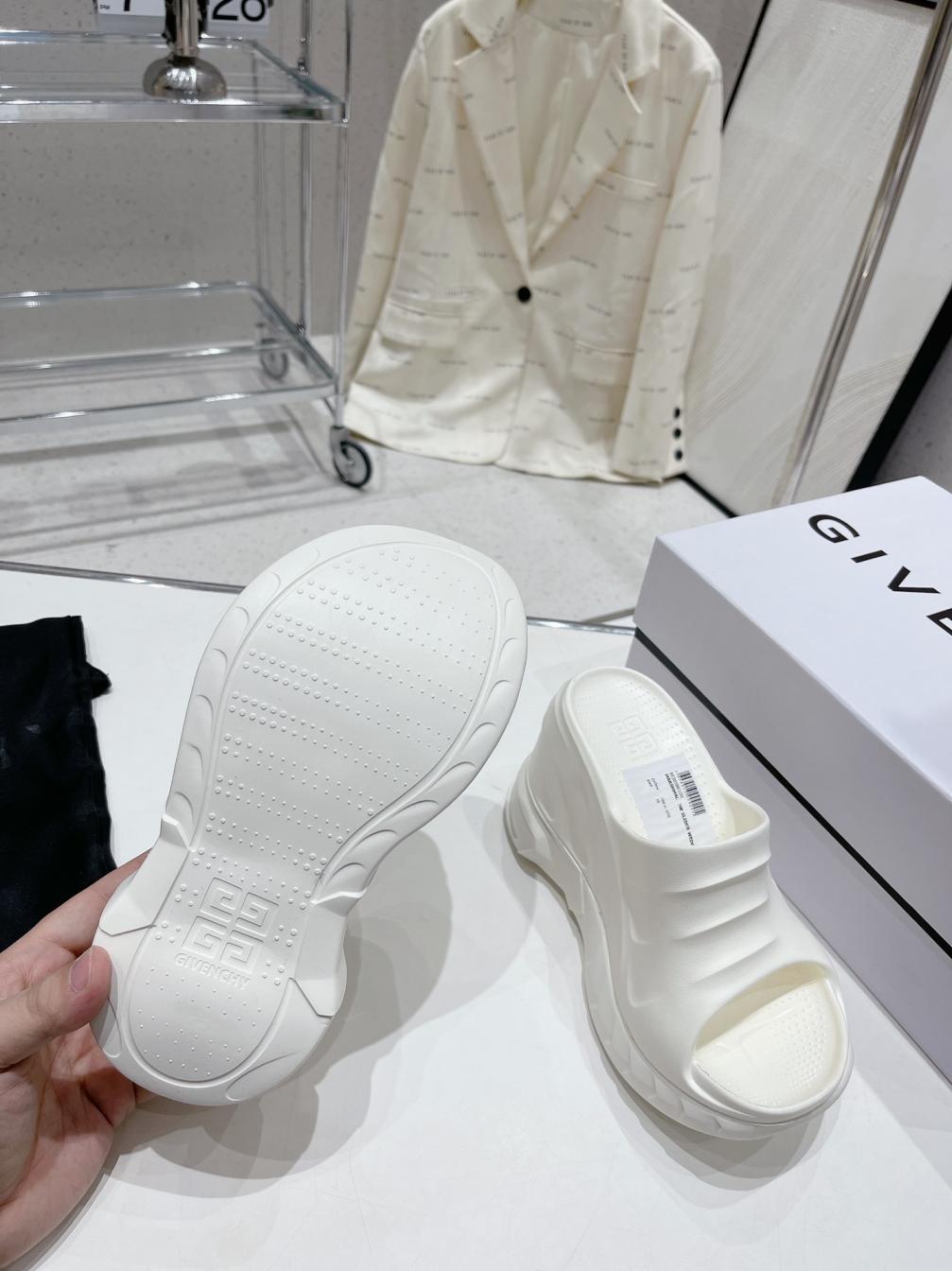 GIVENCHY  marshmallow slippers 134406