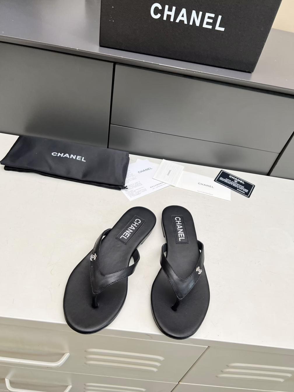Chanel leather flat slippers