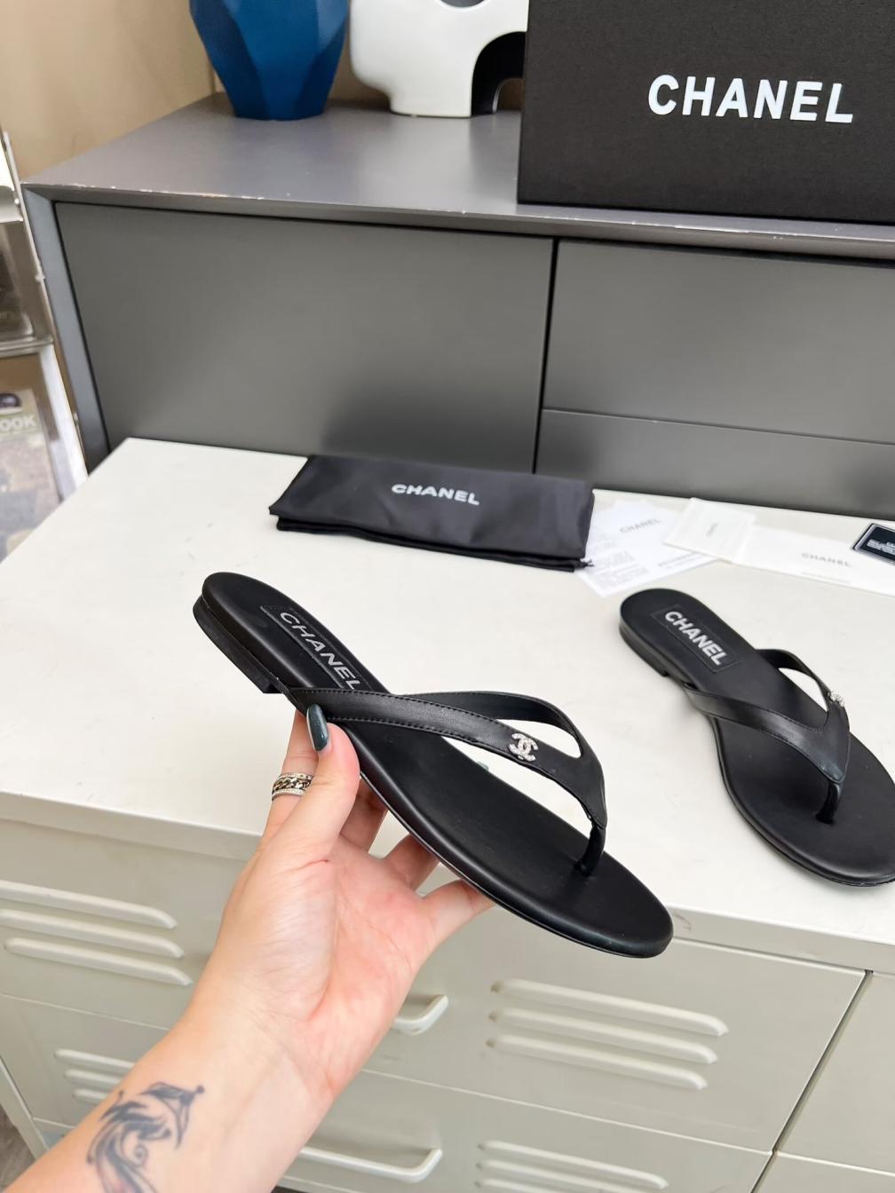 Chanel leather flat slippers