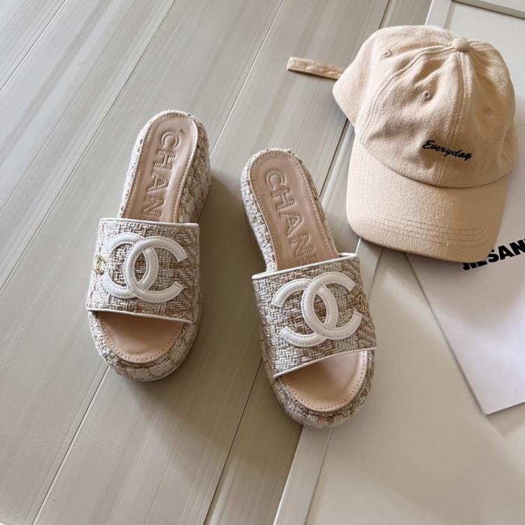 CHANEL New CC slippers