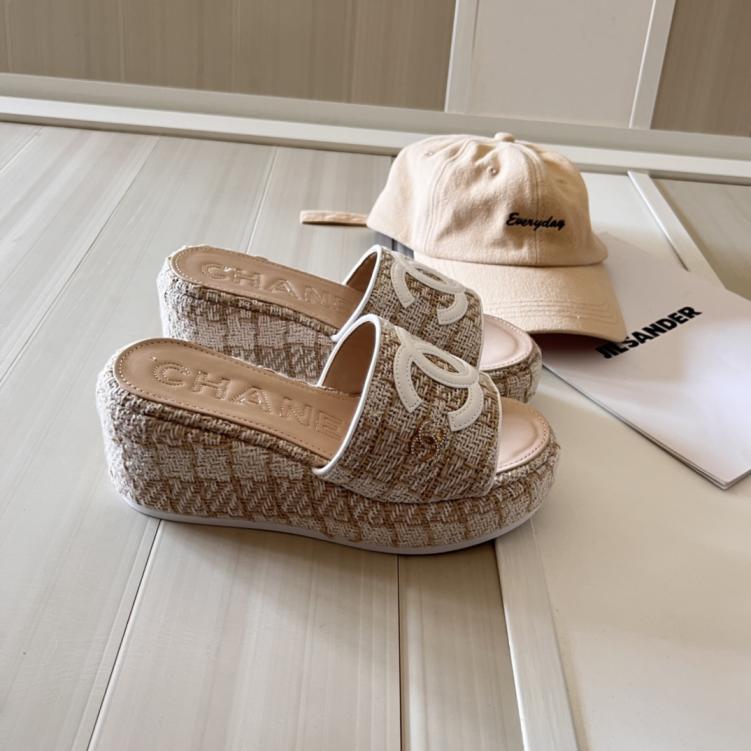 CHANEL New CC slippers