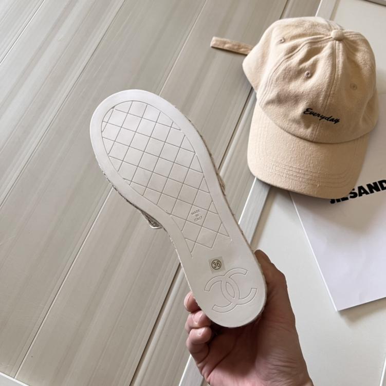 CHANEL New CC slippers