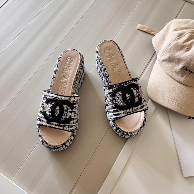 CHANEL New CC slippers