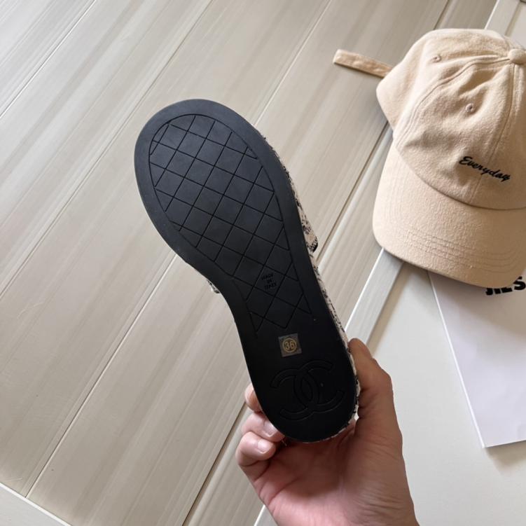 CHANEL New CC slippers