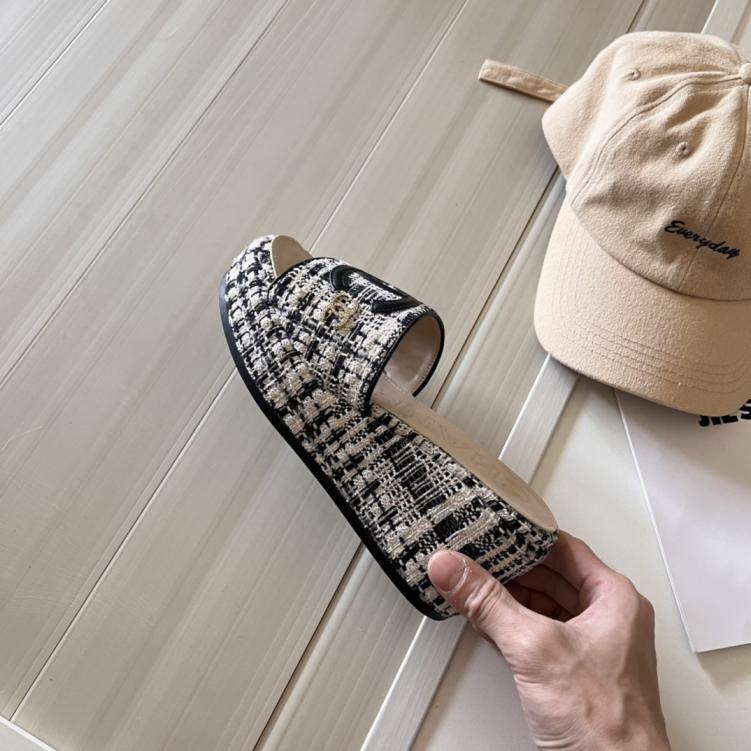 CHANEL New CC slippers