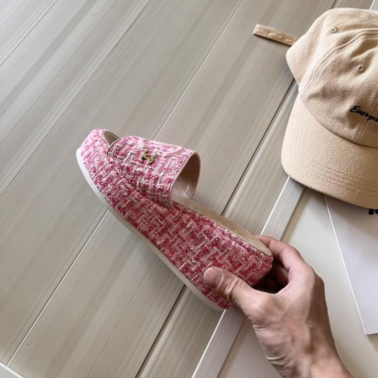 CHANEL New CC slippers