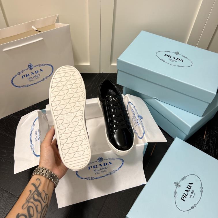 Prada flat leather sneaker 135899