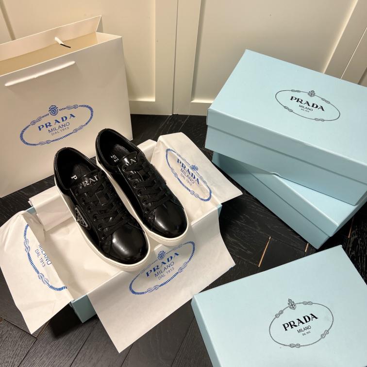 Prada flat leather sneaker 135899