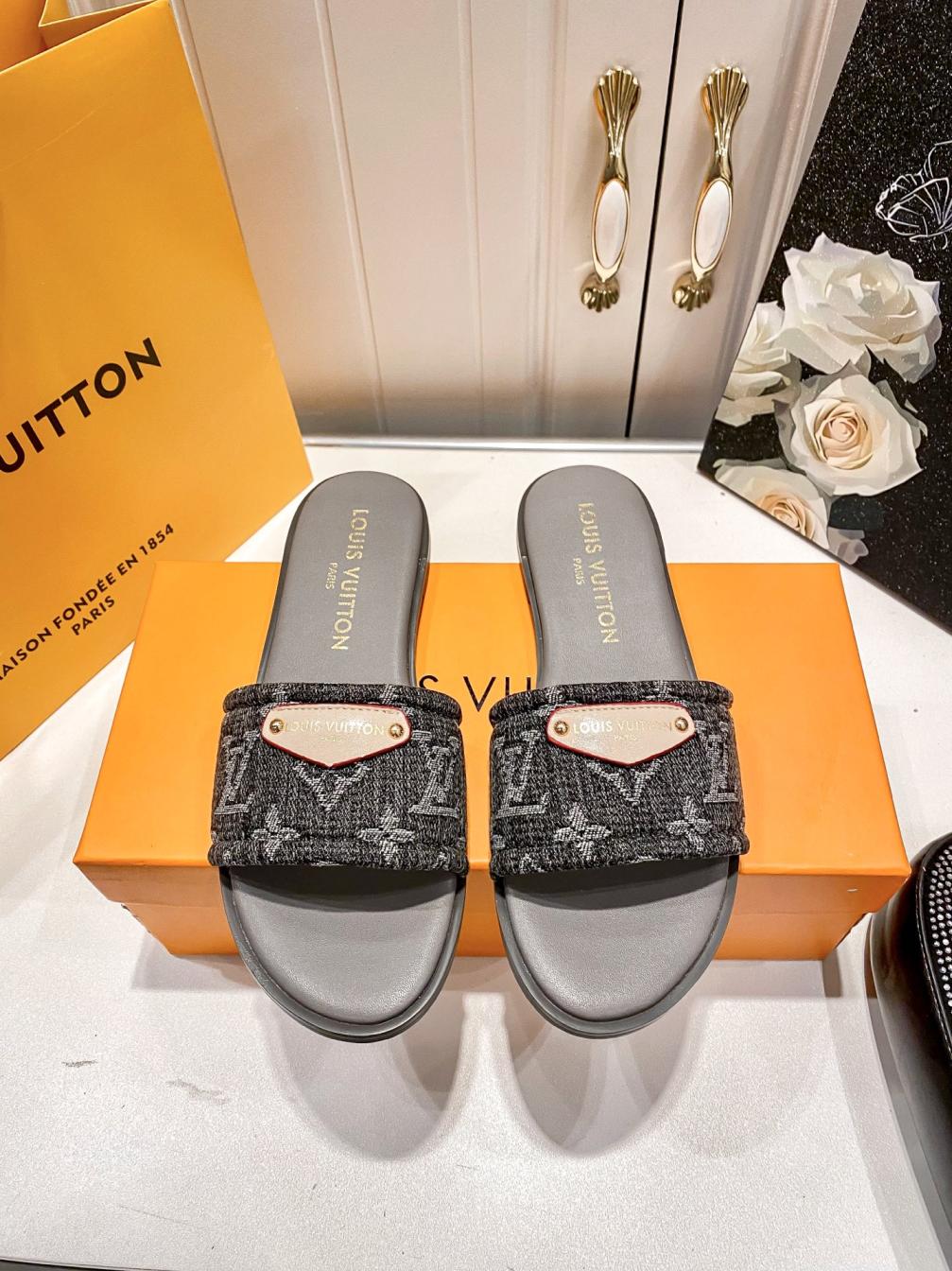 LV women slippers 138999